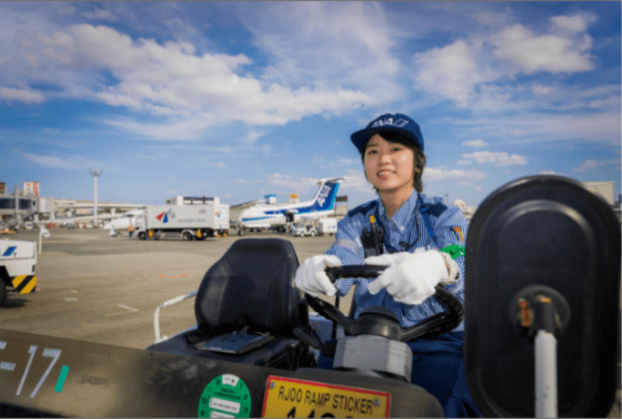 地上職業務演習 空港の機能を知り、各職種の役割を理解。自分に合った地上職を研究できる。大阪外語専門学校、エアポートスタッフ専攻