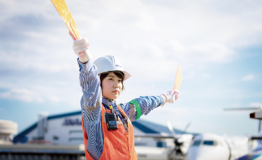 日本中の空港で卒業生が活躍。航空業界に2,187名就職。大阪外語専門学校、エアポートスタッフ専攻