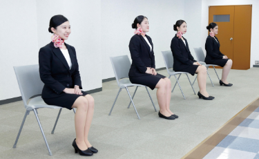 日本中の空港で卒業生が活躍。航空業界に2,088名就職。大阪外語専門学校、キャビンアテンダント専攻