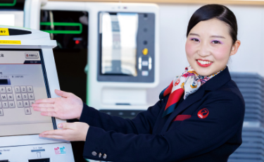 日本中の空港で卒業生が活躍。航空業界に2,187名就職。大阪外語専門学校、グランドスタッフ専攻
