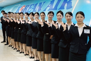 アシアナ航空研修　憧れの制服を着用し、サービスマインドを体験。大阪外語専門学校、キャビンアテンダント専攻