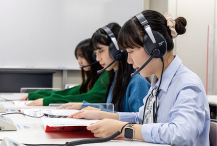通訳のプロを養成するハイレベルな教育。大阪外語専門学校、通訳基礎専攻