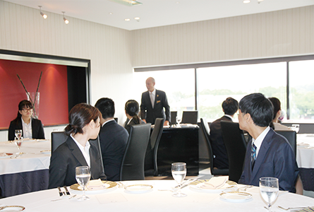 実務知識習得のための豊富な実習・演習。大阪外語専門学校、ホテル・ブライダル専攻