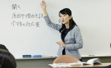 英語・一般教養・専門教科をバランスよく学ぶ。大阪外語専門学校、旅行・観光専攻